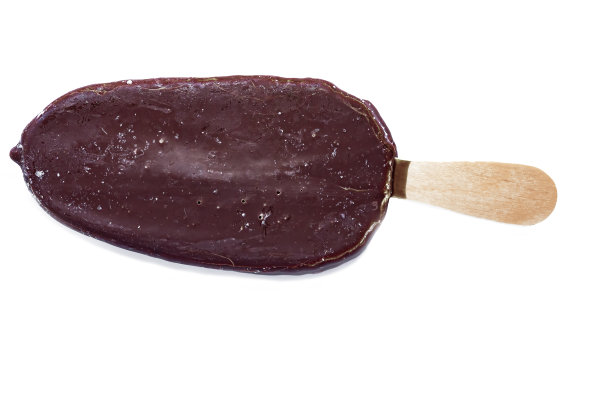 冰棒上的冰淇淋，上面覆盖着巧克力糖衣，孤立的图片下载