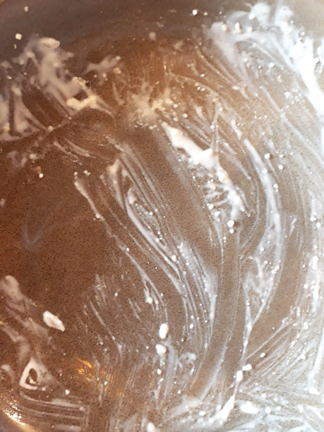 抽象背景，绘制的背景与液体奶油污点，斑点和飞溅。奶油质地，食物污渍在盘子为背景，菜与食物残渣，食物颗粒在盘子，食物污渍在盘子图片下载