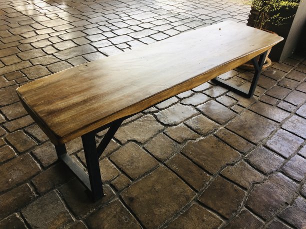 棕色木框架钢桌子图片下载