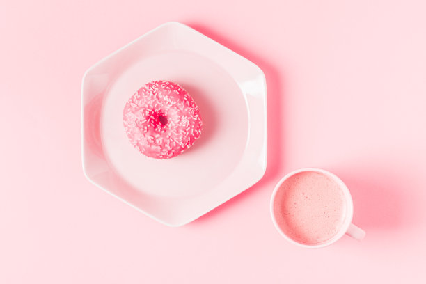 淡粉色背景上的早餐，咖啡图片下载