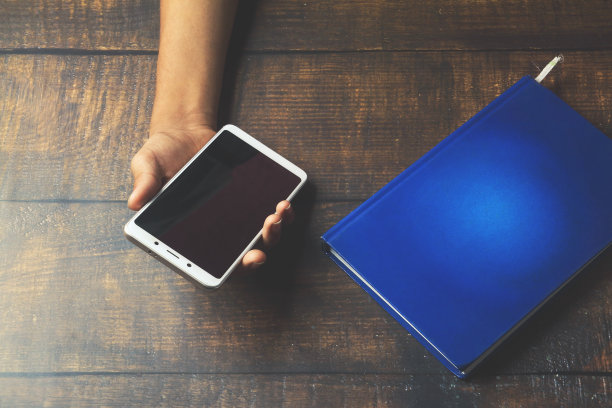 手持智能手机和笔记本电脑图片下载