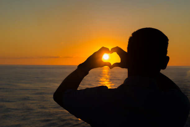 夕阳在一颗心形的手中图片下载