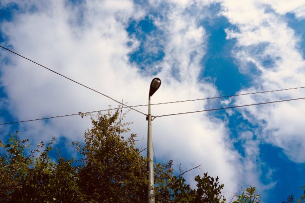 街道上的路灯和蓝天图片下载