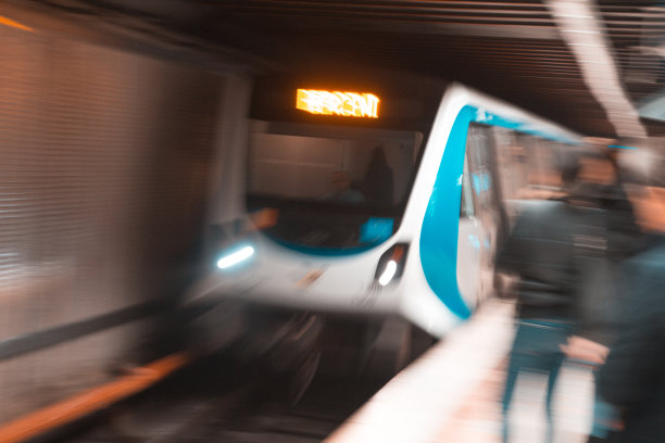 地铁速度快欧洲布加勒斯特公共交通，地铁陌生人，人。运动速度模糊是指快速移动和及时，而不是迟到的经营理念。图片下载