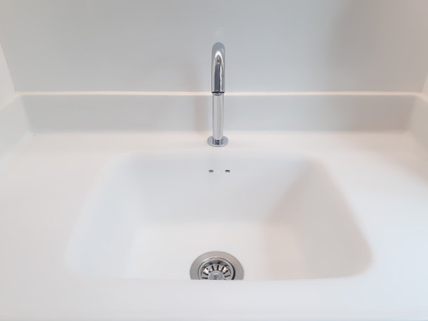 洗手盆特写，白色洗手盆特写，洗手盆细节，工作水龙头图片下载