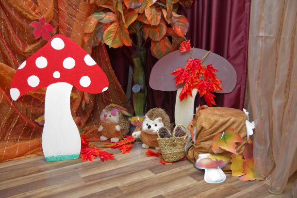 幼儿园的秋天场景。秋天的背景人工秋天的背景。蘑菇，红叶，刺猬，篮子。秋天的场景。图片下载