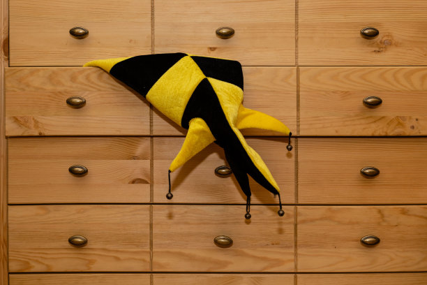 从五斗橱里可以看到一顶狂欢帽。图片下载