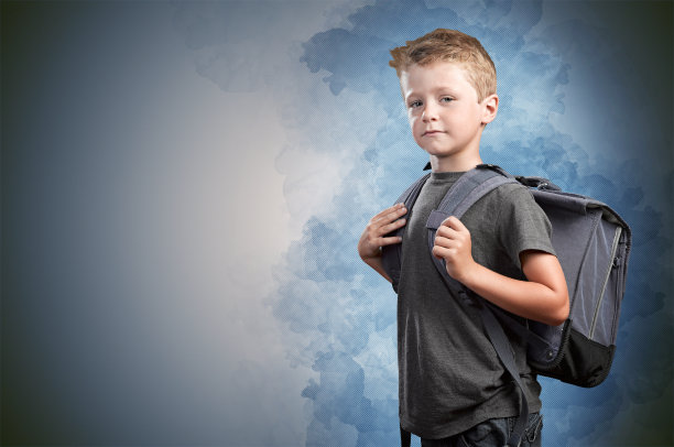 小男孩与背袋孤立在抽象的背景图片下载