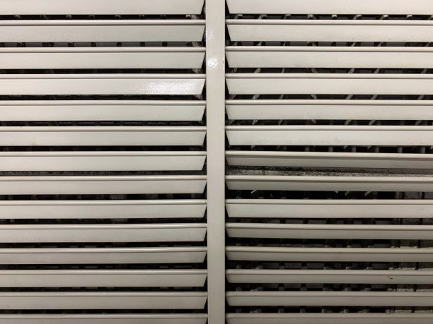 旧通风口的特写，有一些灰尘。图片下载