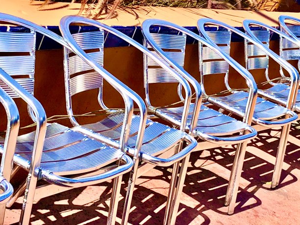 银椅子排成一排图片下载