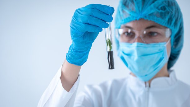 科学妇女拿着装有土壤和植物的试管，做实验室分析图片下载