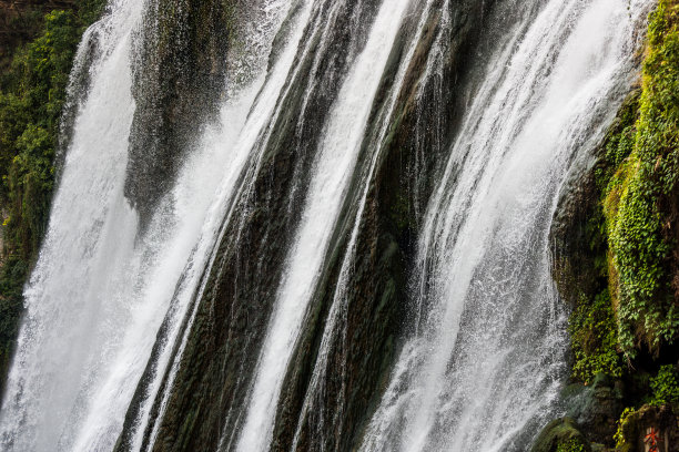 黄果树瀑布位于中国贵州省国家公园，在冬季，是世界上最大的瀑布群。总共有18个。图片下载