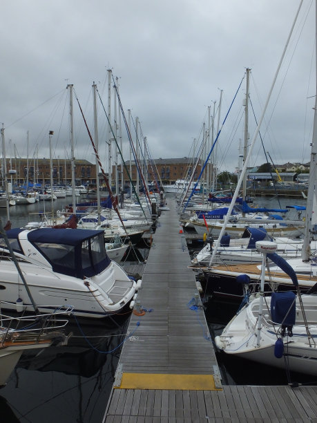 英国威尔士彭布罗克郡米尔福德港的码头图片下载