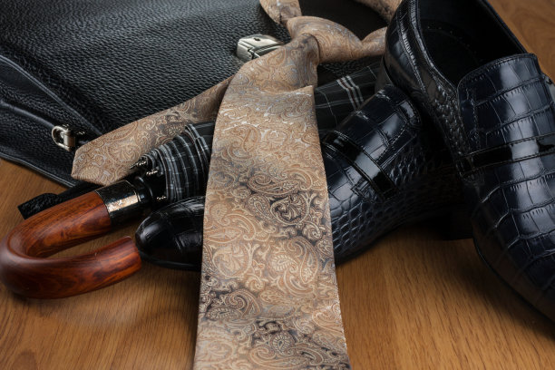 镶木地板上的经典蓝色鞋子、领带、雨伞和黑色公文包。特写镜头。图片下载