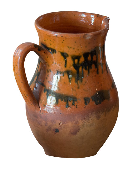白色背景上孤立的陶罐。古董壶前视图。图片下载