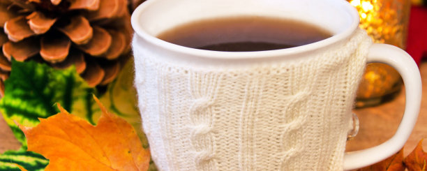 茶、咖啡与秋季装饰图片下载