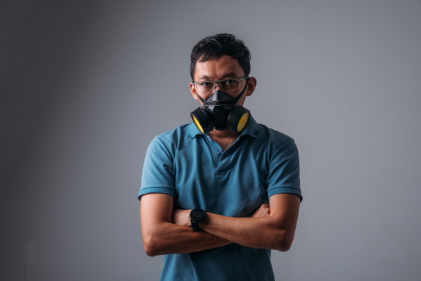 戴着黑色面罩的孤立亚洲男子图片下载