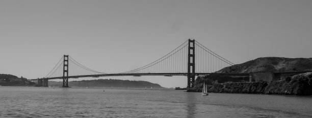 旧金山金门大桥与帆船的黑白照片图片下载