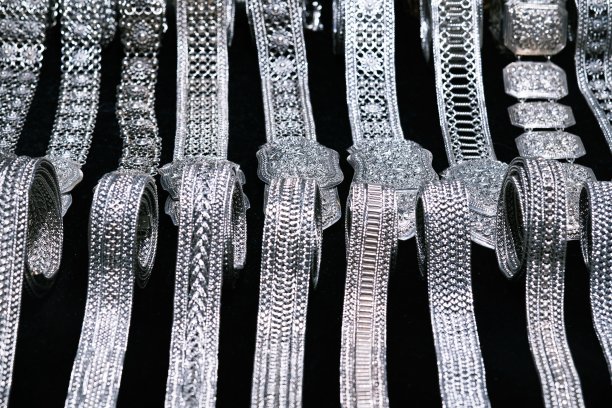 精美奢华的银饰品手工精细，复古时尚在泰国珠宝店出售图片下载
