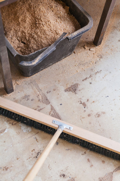 扫把车间，木扫把车间地板灰尘和木屑图片下载