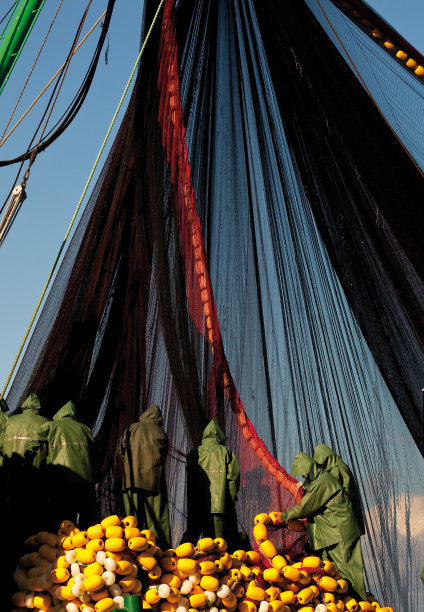 渔民、工业捕鱼设备及渔网。自然光，蓝天为背景。垂直的特写镜头。图片下载