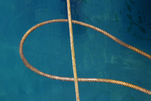 渔网在绿色的水背景图片下载