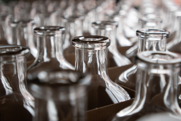 等待波旁威士忌的空玻璃罐图片下载