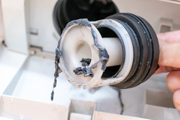 检查洗衣机脏堵的排水泵过滤器关闭，清洗和修理图片下载