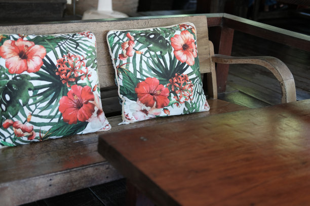 花园客厅的桌椅图片下载