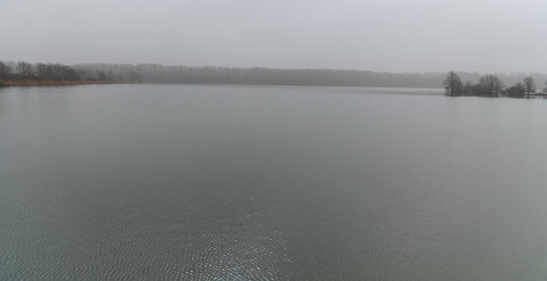 在有雾的早晨，在捷克共和国stuenka镇附近的Kotvice池塘和一个小岛图片下载