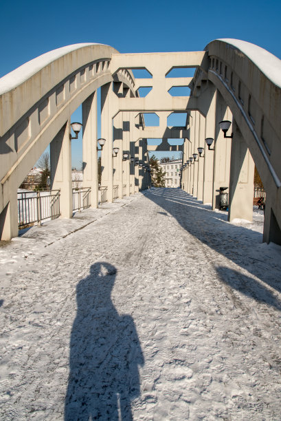 冬季，捷克共和国卡尔维那-达尔科夫镇奥尔斯河上的混凝土桥图片下载