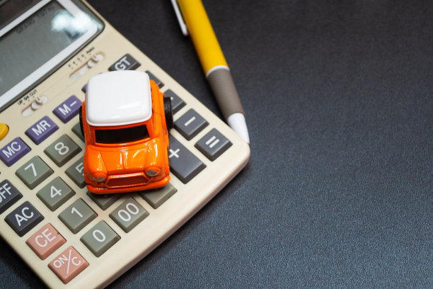 商业，金融，储蓄，银行或汽车贷款概念:俯视图或平铺微型汽车模型，计算器和钢笔在办公桌上的桌子上复印空间准备添加或模拟图片下载