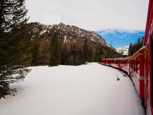 在一个美丽的阳光明媚的日子里，Bernina Express在冬季风景到圣莫里茨。、瑞士、欧洲。图片下载