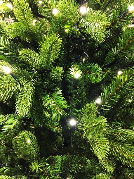 人造圣诞树和仙女灯的背景图片下载