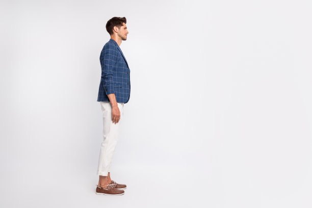 全身侧面照片集中的男人站着穿蓝色夹克夹克裤子裤子孤立在白色的背景图片下载