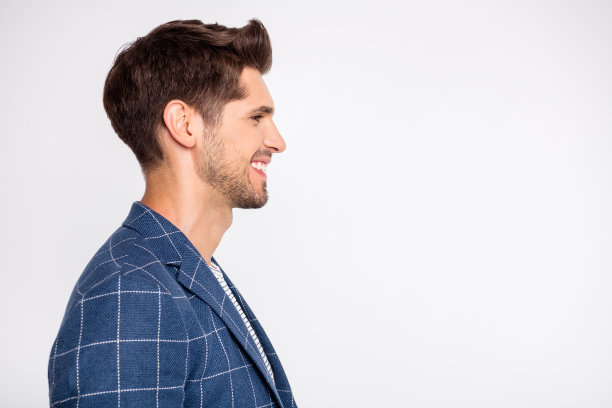 特写的个人资料侧视图肖像，他的漂亮迷人，精心打扮，愉快愉快的商人鲨鱼穿着现代格子西装拷贝空白隔离在轻白色柔和的背景图片下载