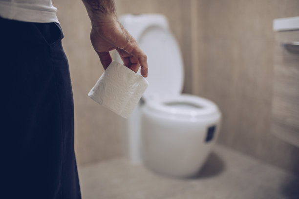 一位老人手里拿着卫生纸图片下载