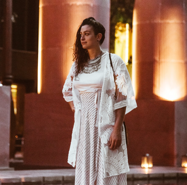 晚上穿着白色衣服的时尚女性图片下载