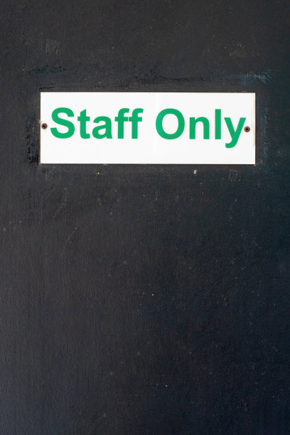 员工专用标识木门上，黑色背景，垂直布局图片下载