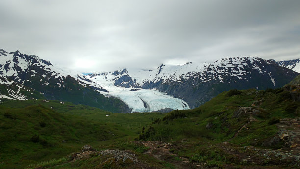 美丽的风景，山脉与冰川在阿拉斯加图片下载