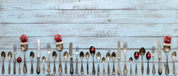 圣诞快乐!在旧的木制背景上的圣诞老人帽复古餐具。图片下载