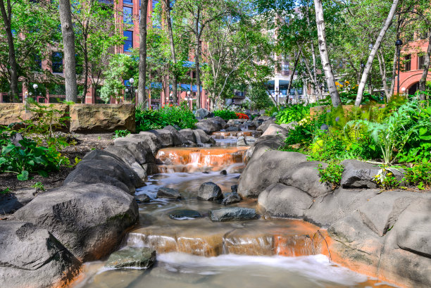 密尔斯公园小溪和花园在市中心圣保罗，明尼苏达州在夏天图片下载
