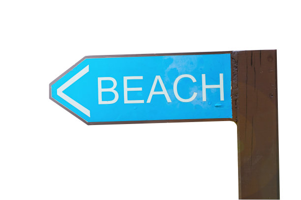海滩的路标，木制的，绿色的，通往海滩的路向左，孤立。图片下载