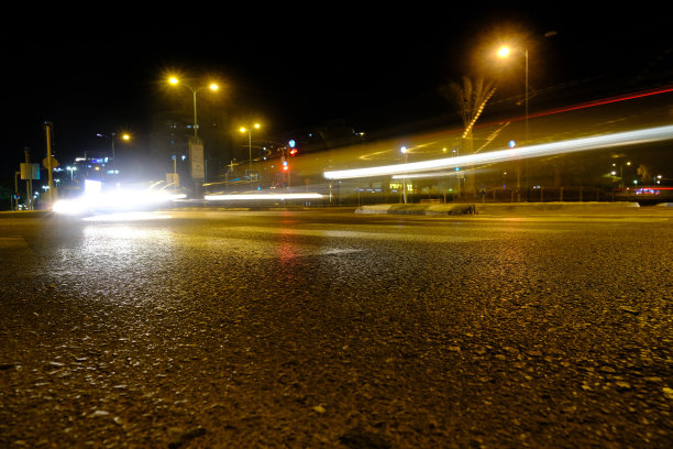 夜间道路上的高速交通图片下载