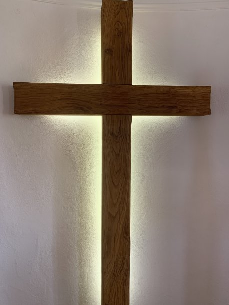 白色墙壁上的木制十字架图片下载