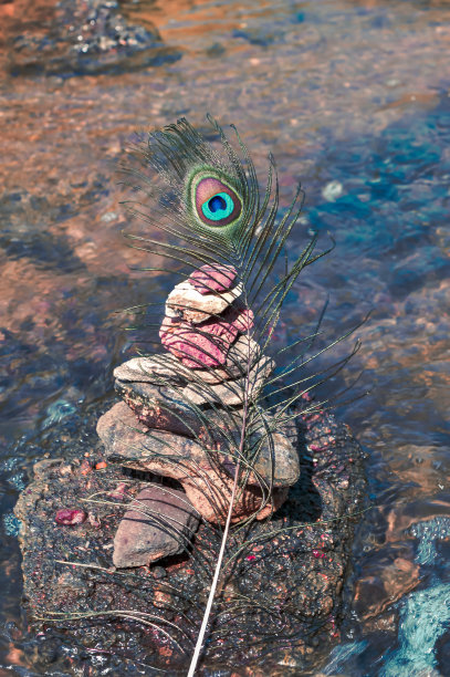 孔雀羽毛和美丽的石头背景图片下载
