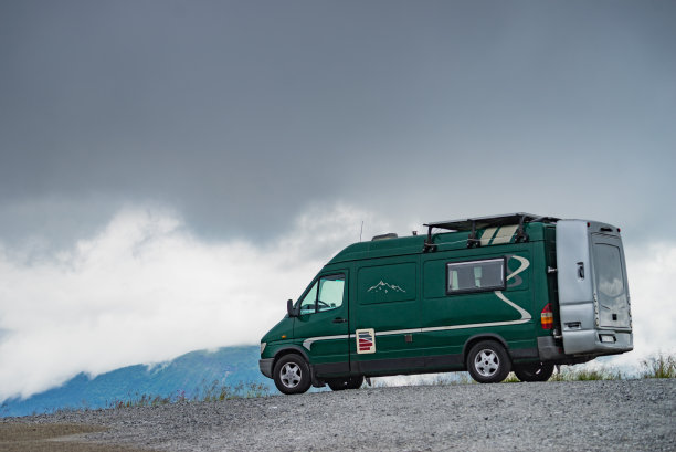 挪威山区的露营车图片下载