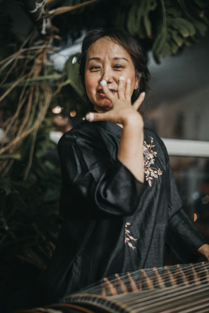 中年妇女在弹竖琴图片下载