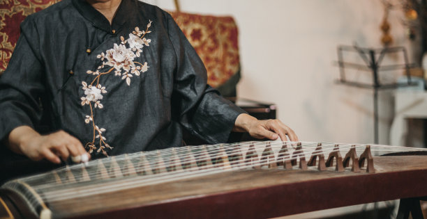 手部特写：中国女人弹奏古筝图片下载