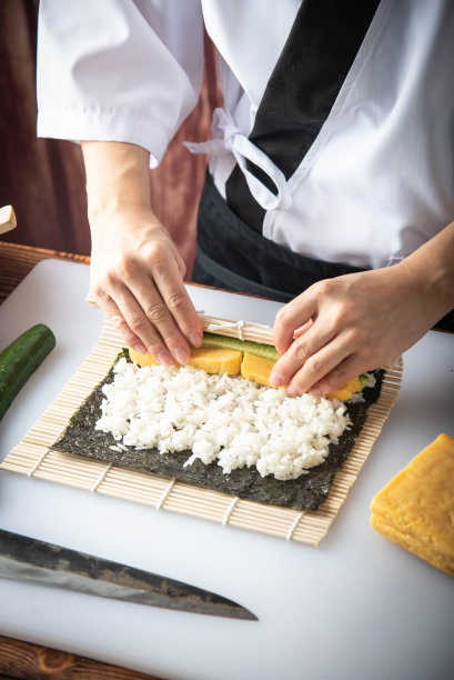 寿司师傅制作黄瓜和鸡蛋卷寿司图片下载